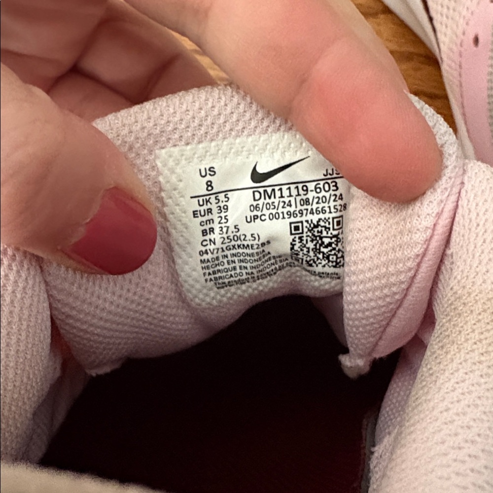 Nike size 8 light pink sneakers - Picture 9 of 9